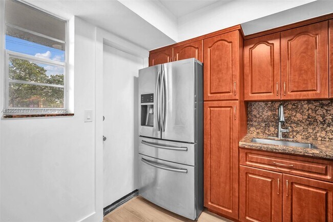 Building Photo - 1333 E Hallandale Beach Blvd