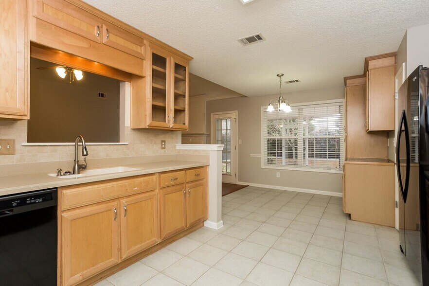 Building Photo - 3028 Lincoln Log Way