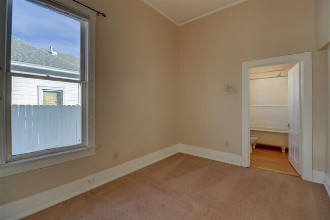 Building Photo - 313 N Mt Vernon Ave