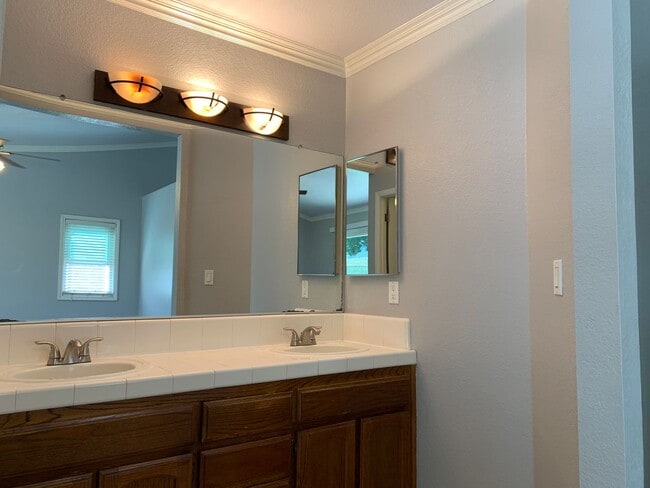 Building Photo - Beautiful 3 Bed West Bakersfield Home W/Po...