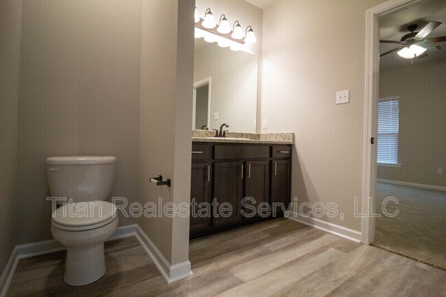 Building Photo - 526 Elwick Dr