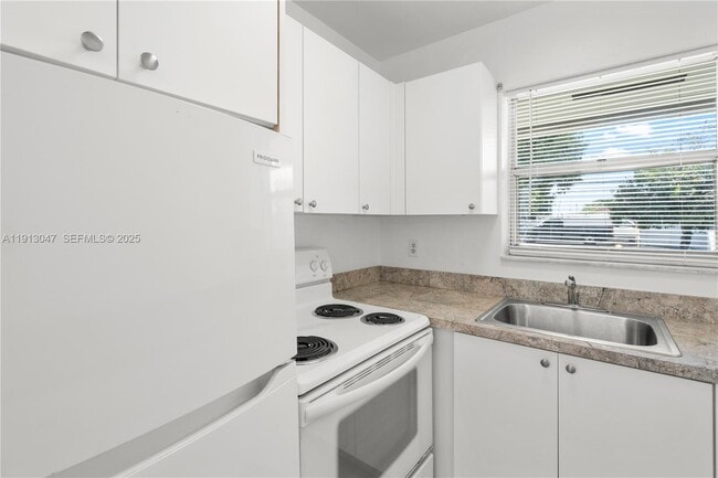 Building Photo - 856 SW 10th St