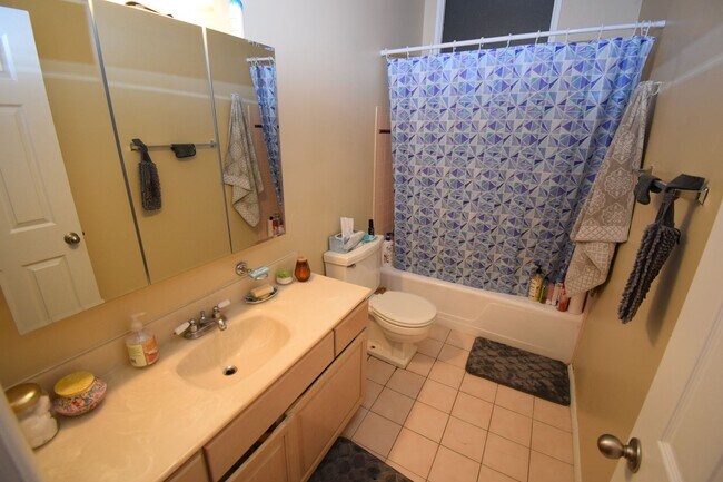 Building Photo - Cozy 2 Bedroom Duplex in Holladay