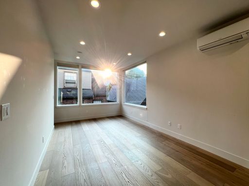 Building Photo - Stunning 2-Bedroom, 2.5-Bathroom Townhouse Located in Vibrant West Seattle.