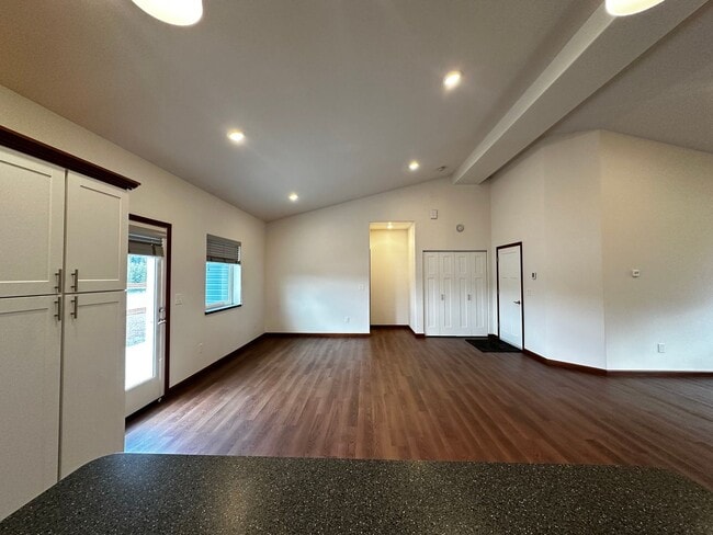 Building Photo - 3 Bed/2 Bath/2 Car Garage/Water Front Home