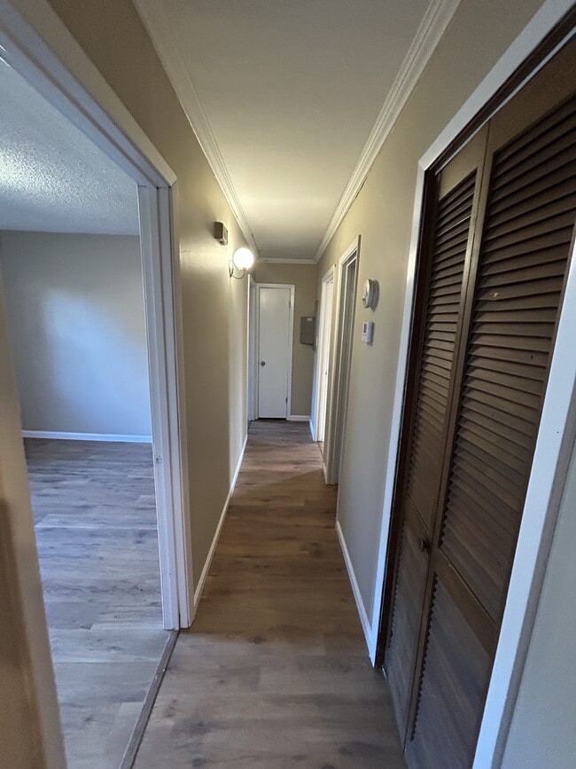 Building Photo - 303 Lake Dr