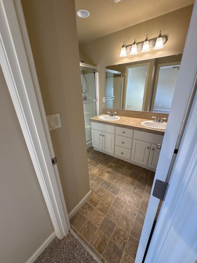 Building Photo - ? Beautiful 4-Bed, 3-Bath North Albany Hom...