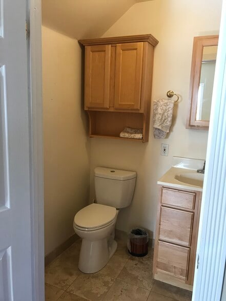 1/2 bathroom - 1304 Mackay Ln