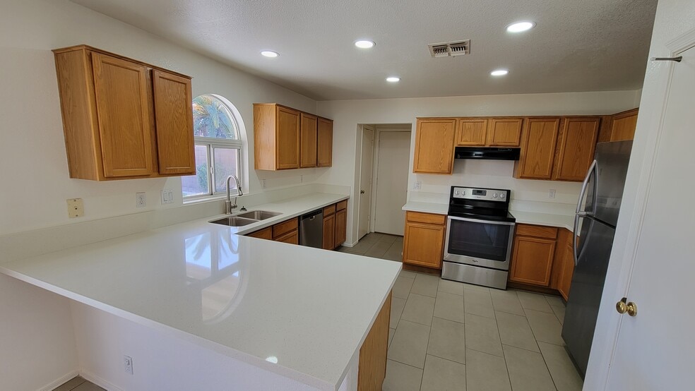 Building Photo - 2455 E Sheffield Ave