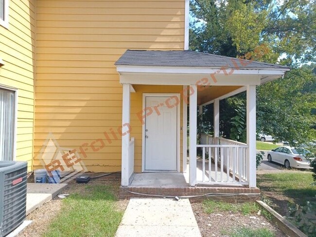 Building Photo - Carpetless 2 BD 1.5 Bath 2 Story Quadplex ...