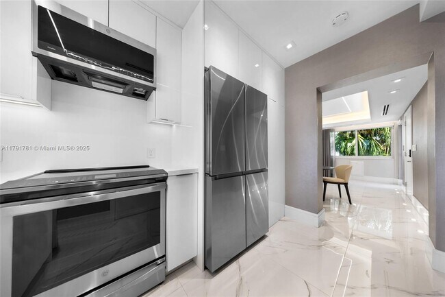 Building Photo - 10190 Collins Ave