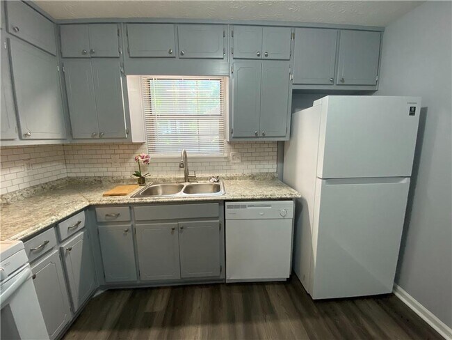 Building Photo - 2012 Oakwood Dr