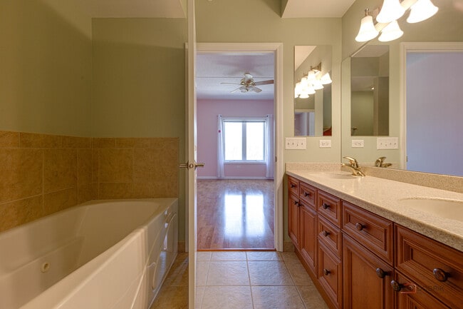 Building Photo - 799 Graceland Ave