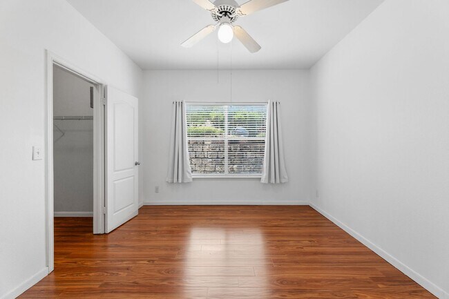 Building Photo - Amazing 1 bedroom, 1 bathroom Condo in Montevista!