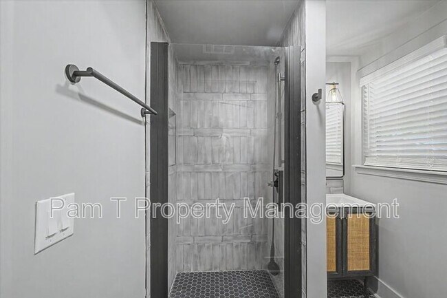 Building Photo - 638 E 37th St