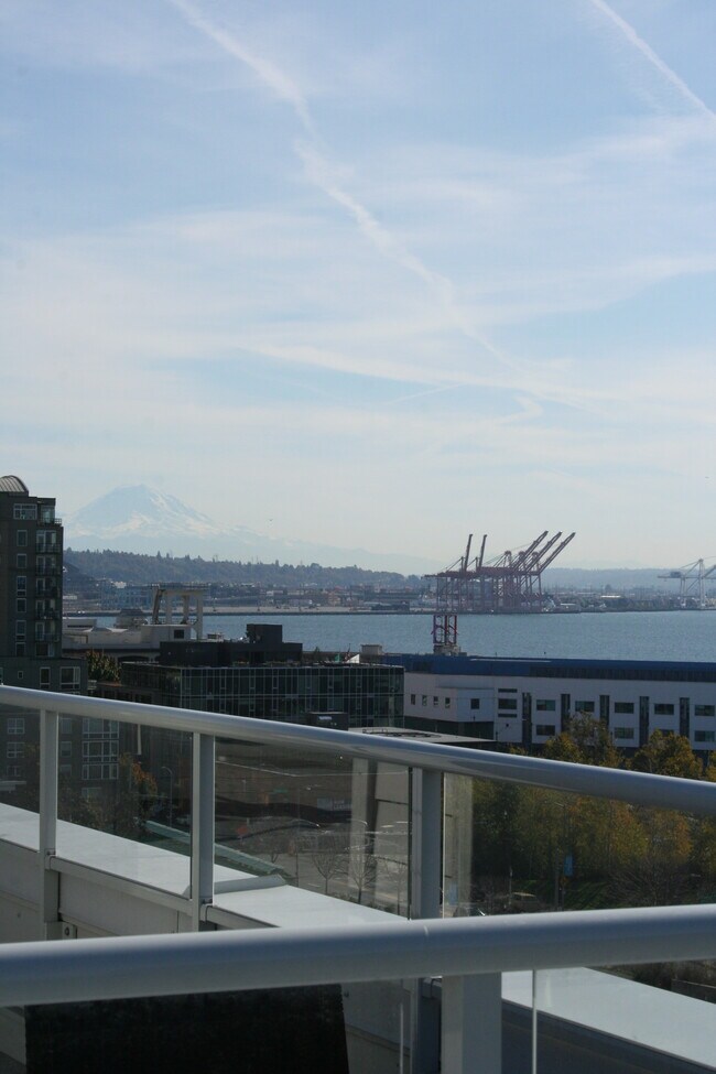 Building Photo - 3028 Western Ave