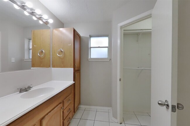 Building Photo - 14831 Waterside Dr