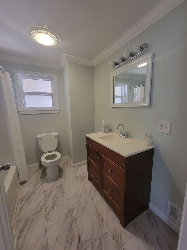 Building Photo - Beautifully Updated 2-Bedroom Unit – Prime...