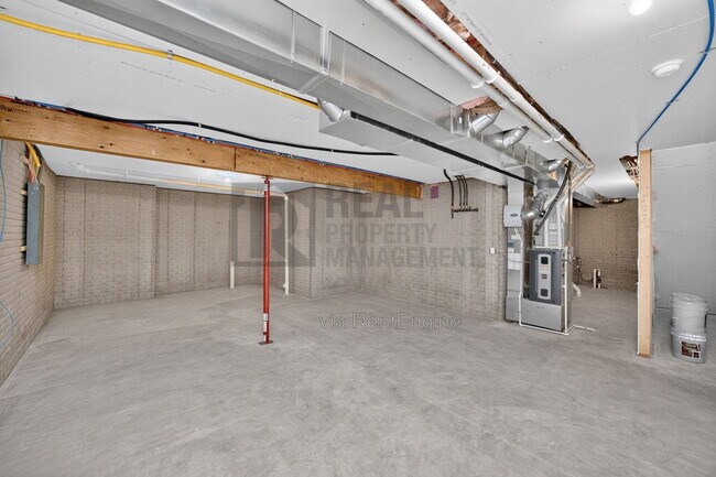 Building Photo - 8914 Hickory Dr