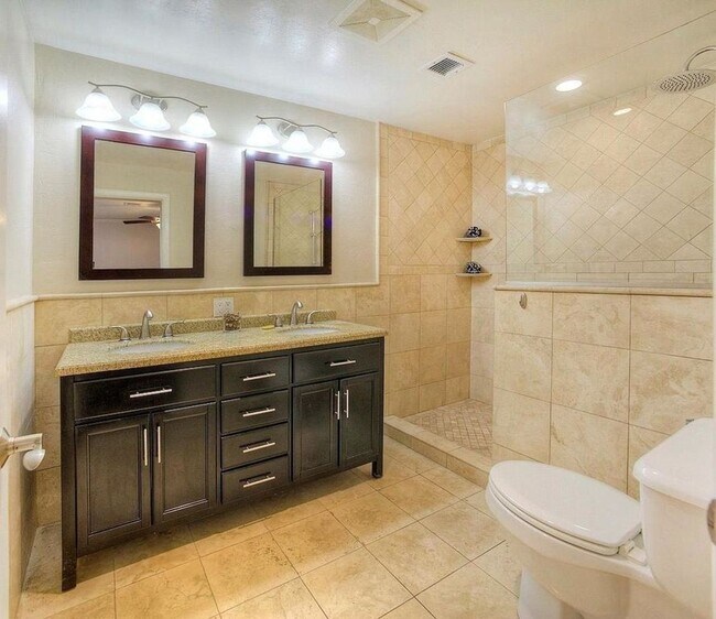 Building Photo - Spectacular North/Central 4Bed/2Ba Home!!