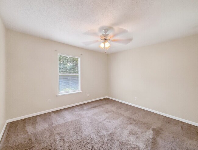 Building Photo - "Charming 2-Bedroom Retreat  in Mary Esther, FL!"