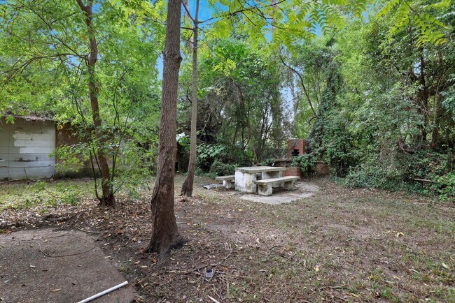 Building Photo - 519 W 6th Ave