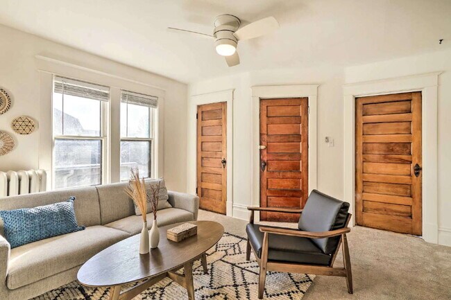 Building Photo - 1 Bedroom + Den (Lower) & 2 Bedroom (Upper)  - St. Paul Duplex - Both Units Avaialble