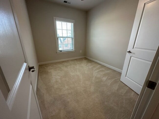 Building Photo - Gorgeous 4-Bed 3.5-Bath Townhouse next to ...