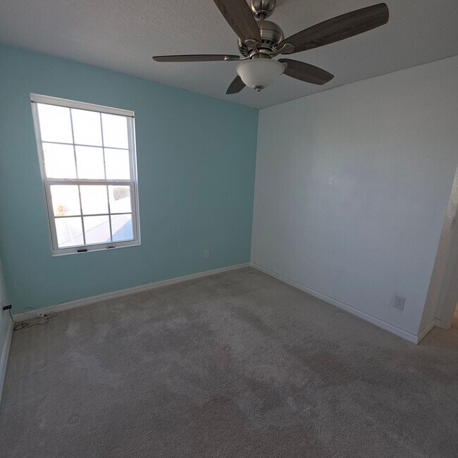 Building Photo - 4 Bedrooms, 2.5 Bathrooms Singe family home