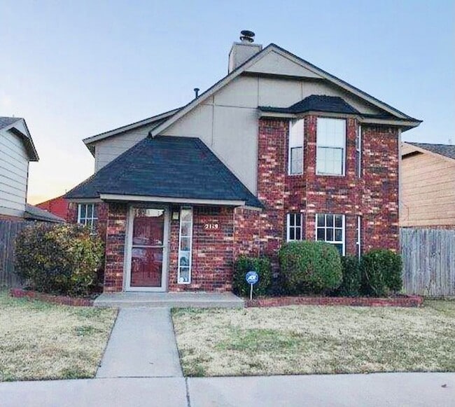 Primary Photo - 4-bed 2-bath 2-car For lease SW Moore