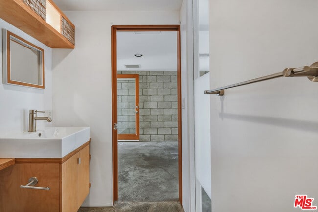 Building Photo - 656 Angelus Pl
