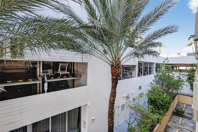 Building Photo - 2924 Collins Ave
