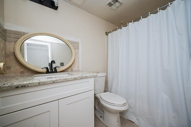 Building Photo - 3900 Woodchase Dr