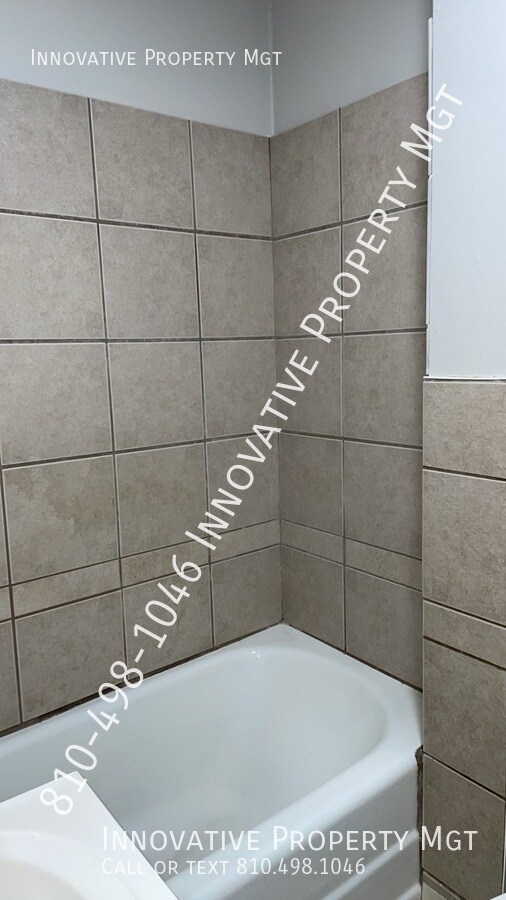 Building Photo - 1012 Farnum Ave