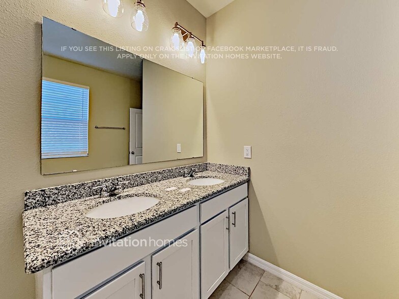 Building Photo - 14231 Seranoa Dr