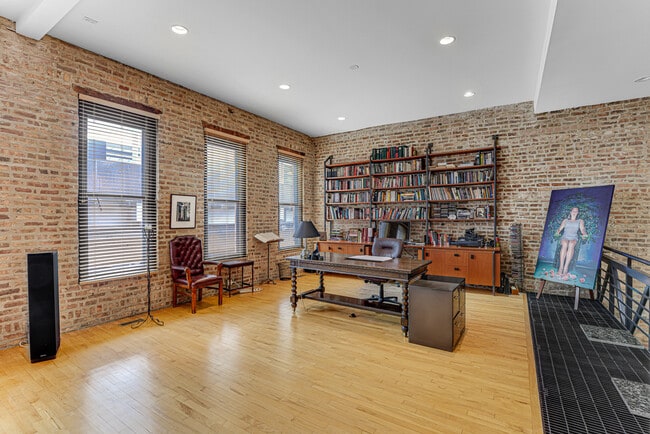 Building Photo - 944 W Lake St