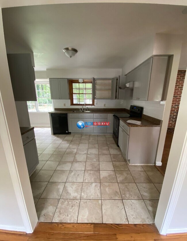 Building Photo - Nice 3-bedroom ranch in Stone Mountain