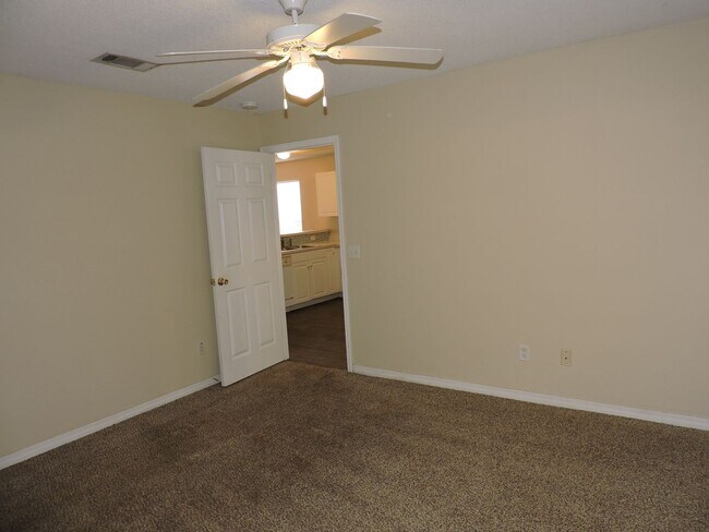 Building Photo - Convenient to NAS & Corry!