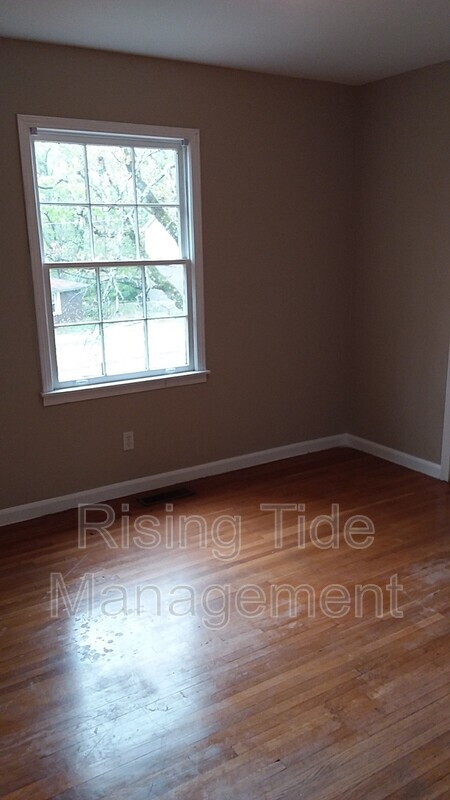 Building Photo - 628 16th Ave NW