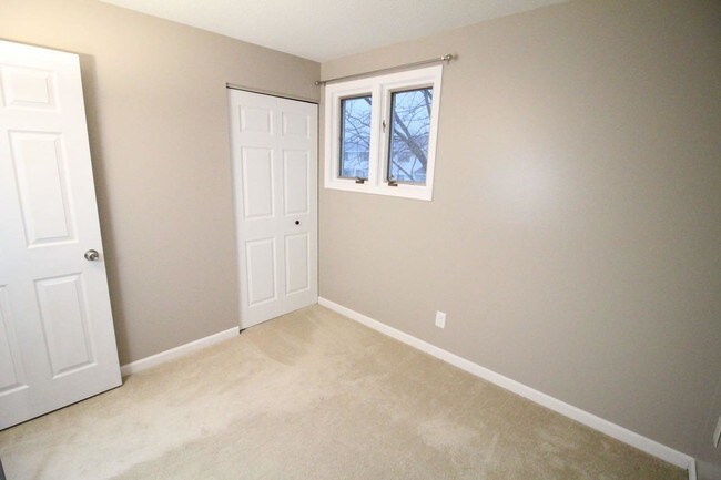 Building Photo - 3 bedroom in Bettendorf IA 52722