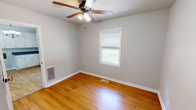 Building Photo - Charming farmhouse in Franklin, TN!