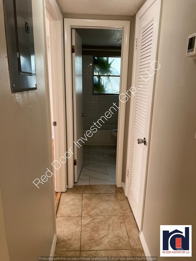 Building Photo - Downstairs 1/1 - Small Quiet Apartment Com...