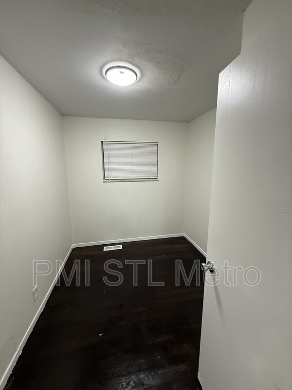 Building Photo - 10613 Spring Garden Dr