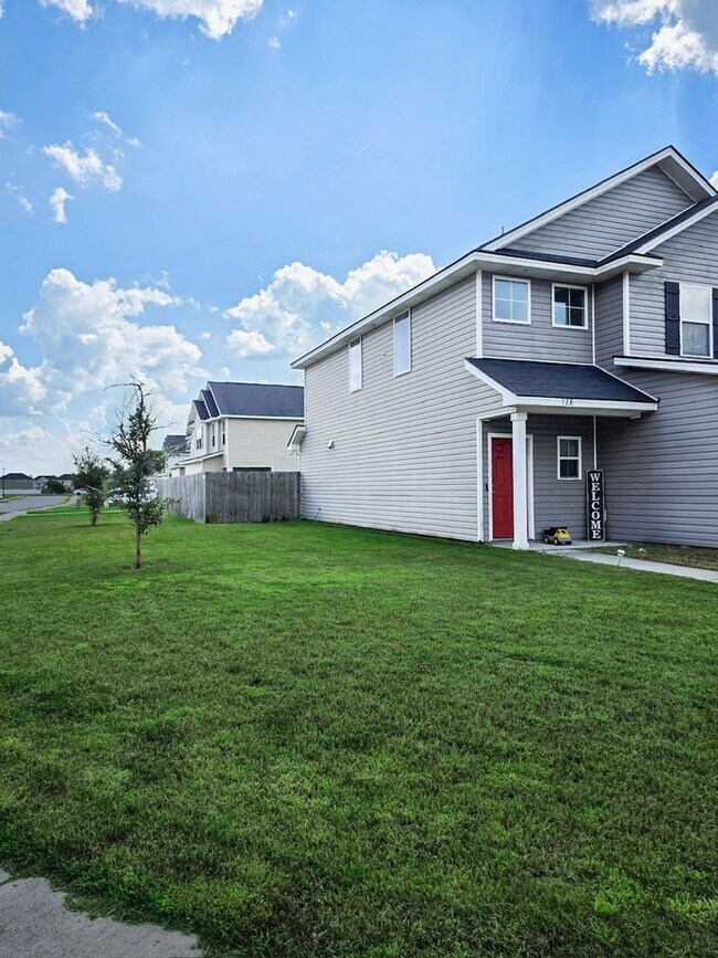 Building Photo - AVAILABLE NOW!