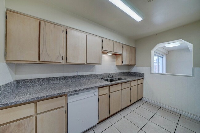 Building Photo - 2133 W Morten Ave