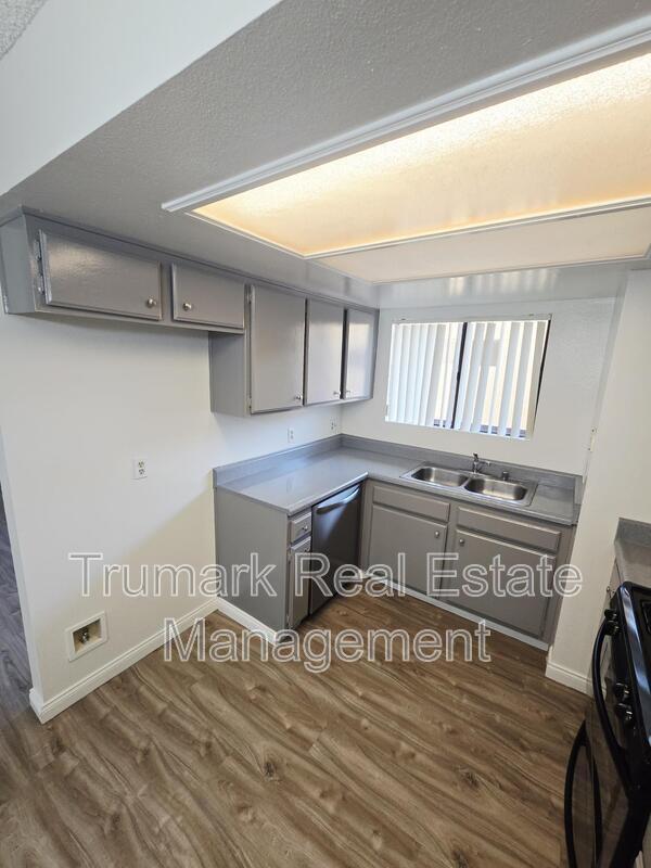 Building Photo - 553 E Orange Grove Ave