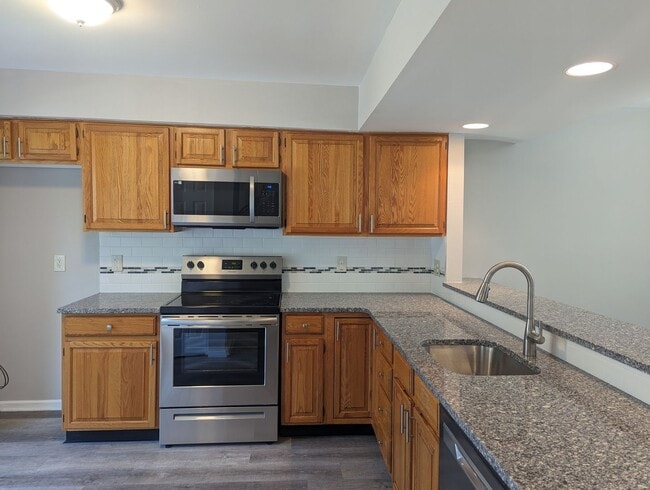 Building Photo - Available! Beautiful End Unit Condo in Bet...