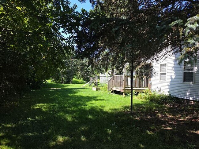 Building Photo - 3 bedroom home Eau Claire