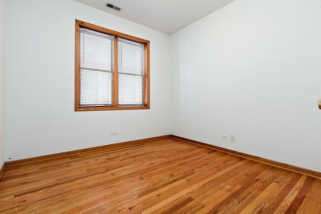 Building Photo - 4237 N Kenmore Ave