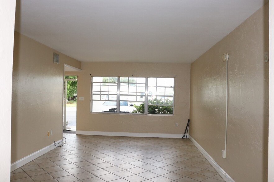 Building Photo - 4923 Vincennes Ct